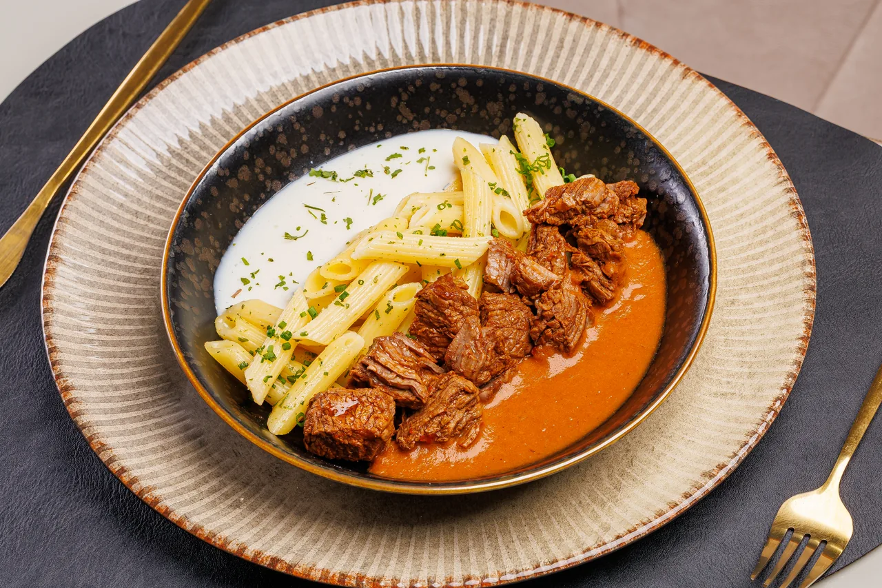 Carne de panela com penne ao molho bechamel