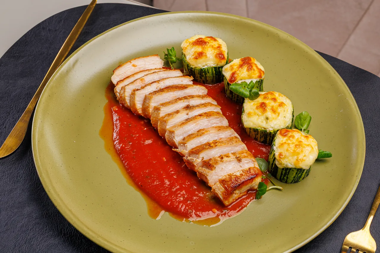 Frango com abobrinha recheada ao molho sugo