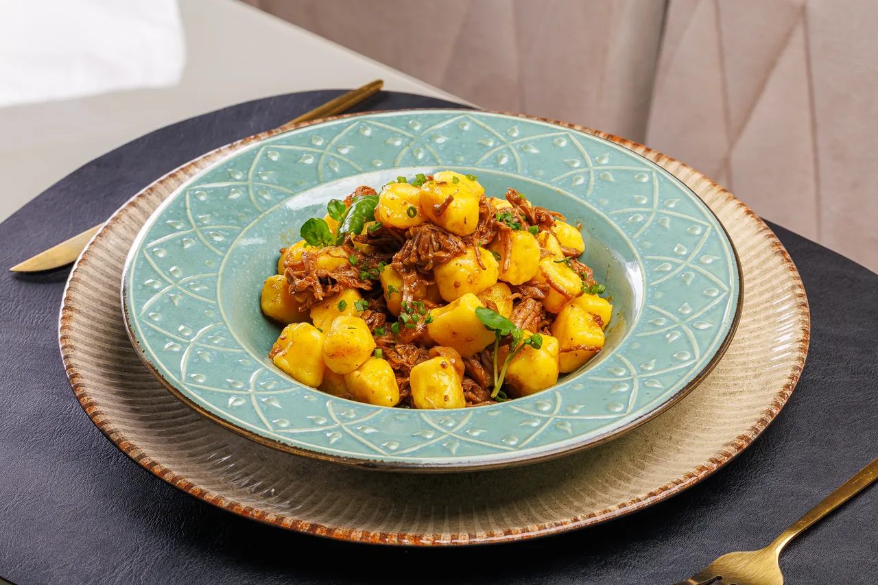Carne desfiada com nhoque