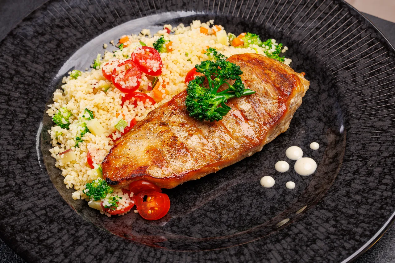 Frango com couscous marroquino ao molho de alho assado