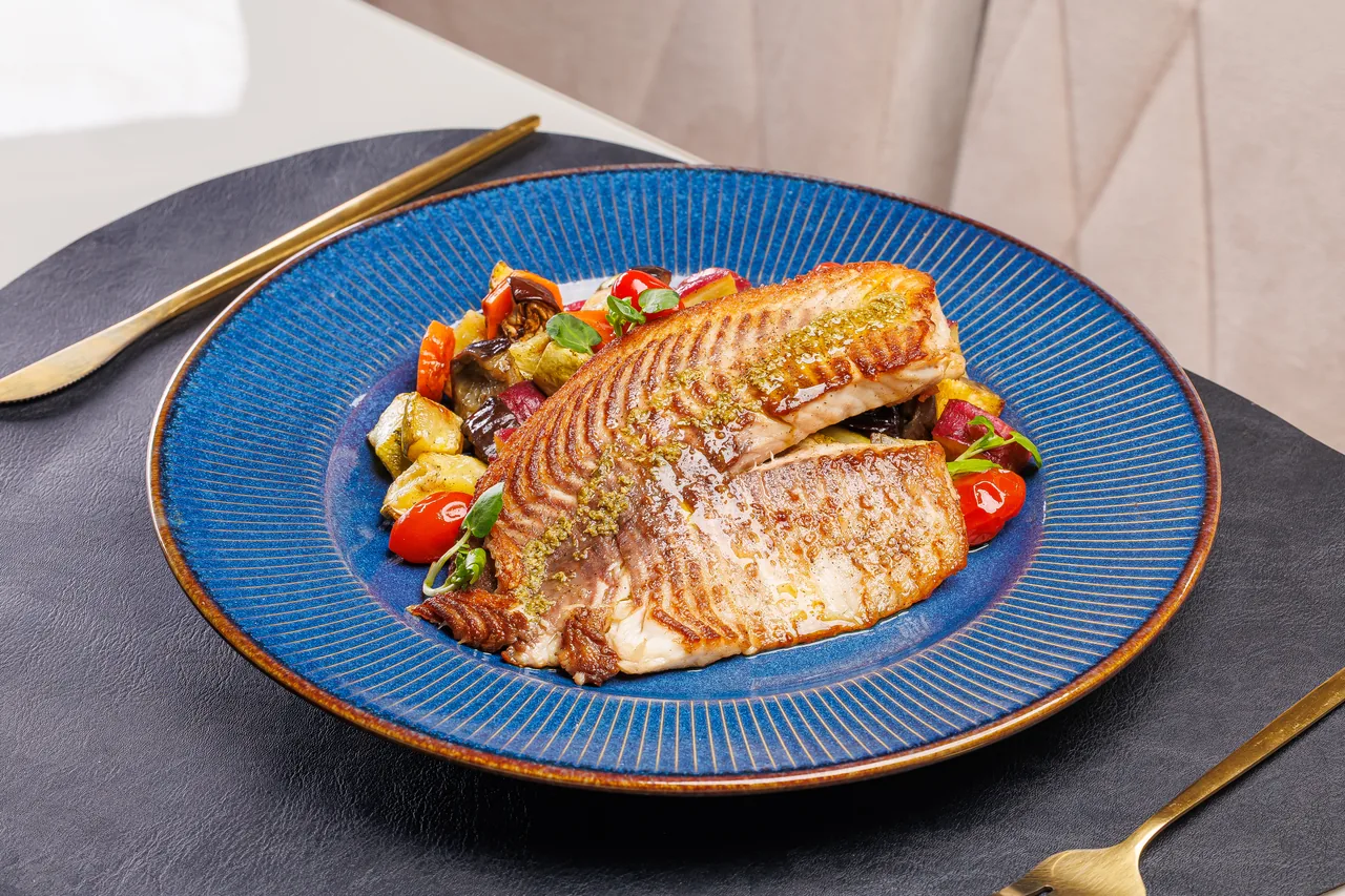 Tilápia com legumes assados, tomate confit e molho de limão