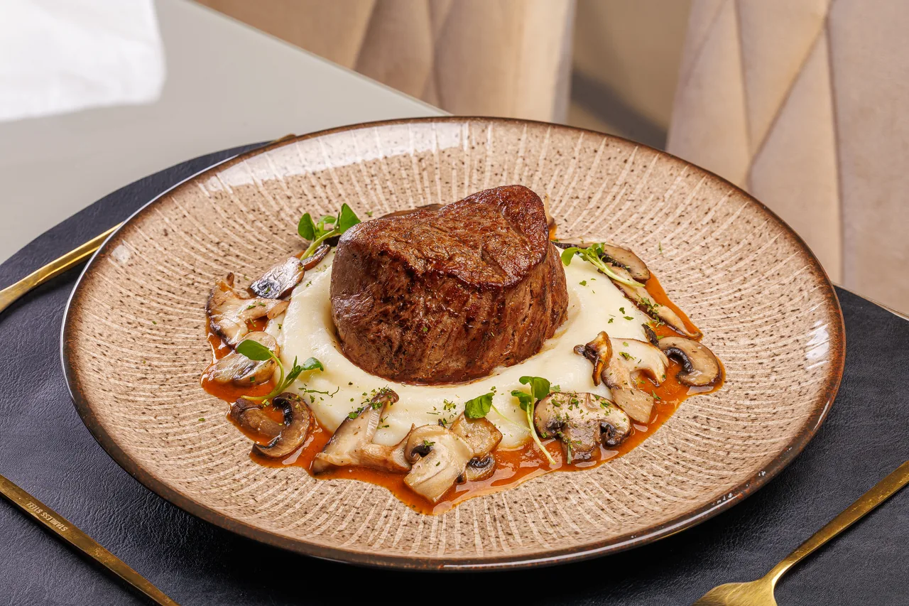 Filé mignon com purê de batata e cogumelos