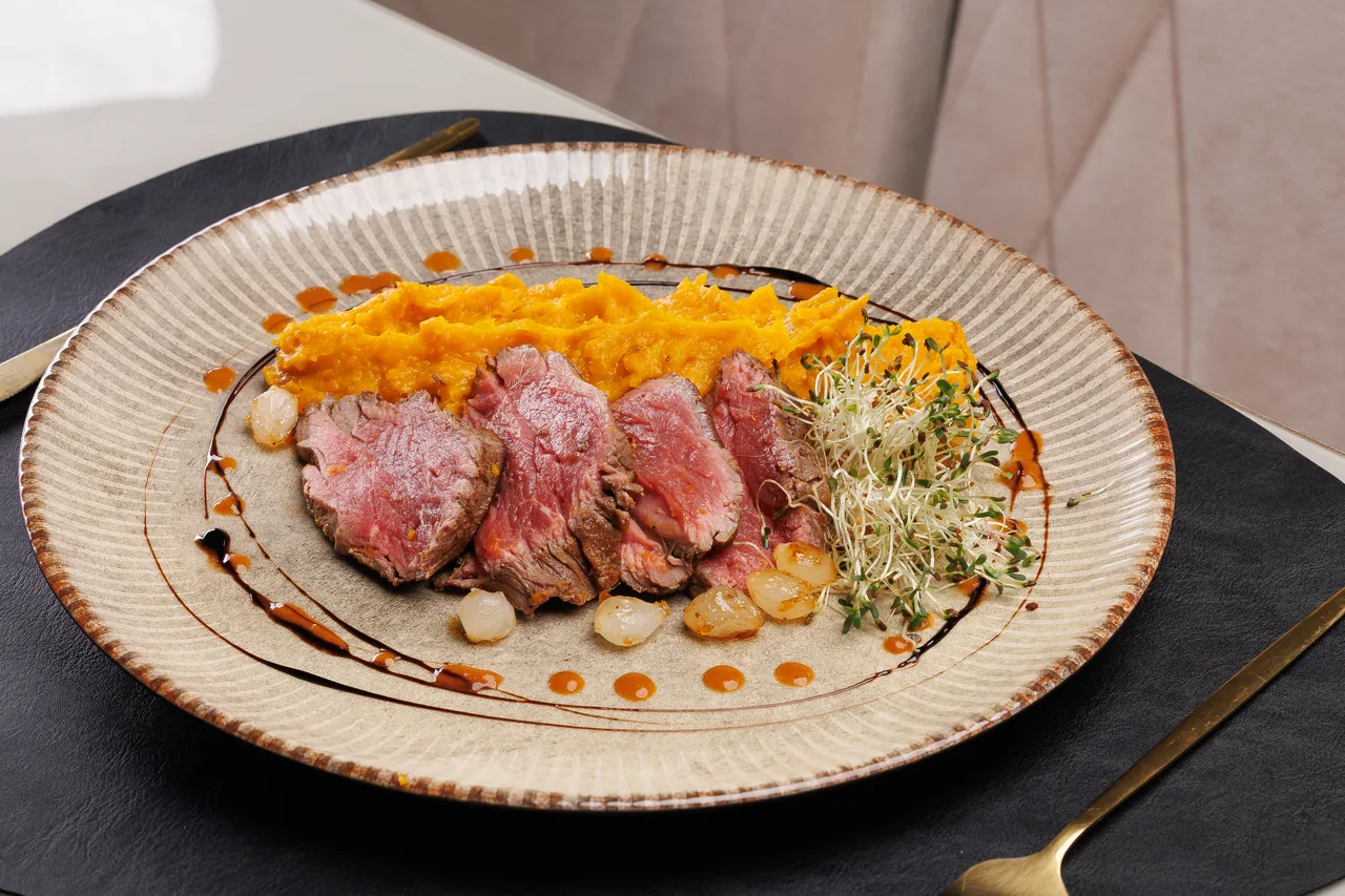Filé mignon com creme de abóbora e cebola pérola caramelizada