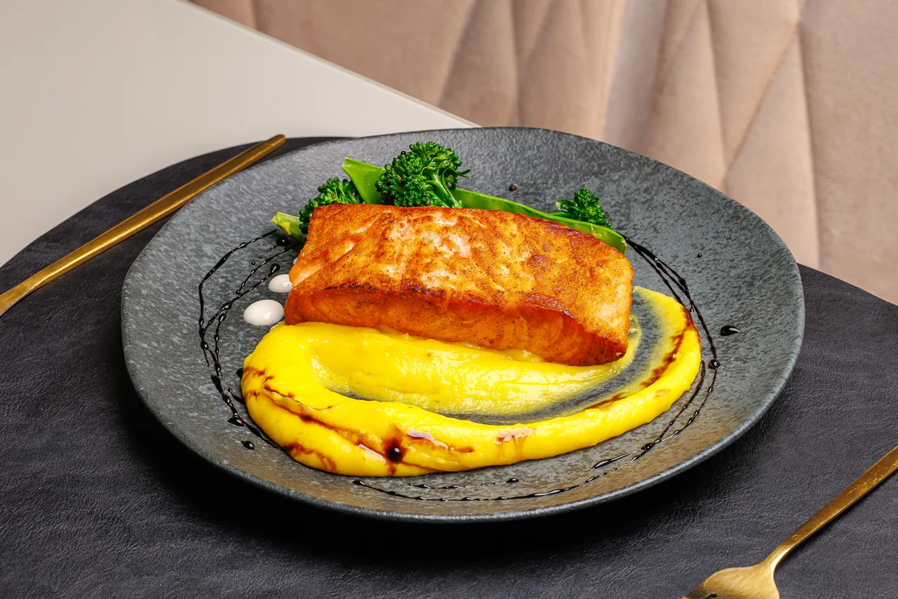 Salmão grelhado com purê de mandioquinha, ervilha torta e molho de limão
