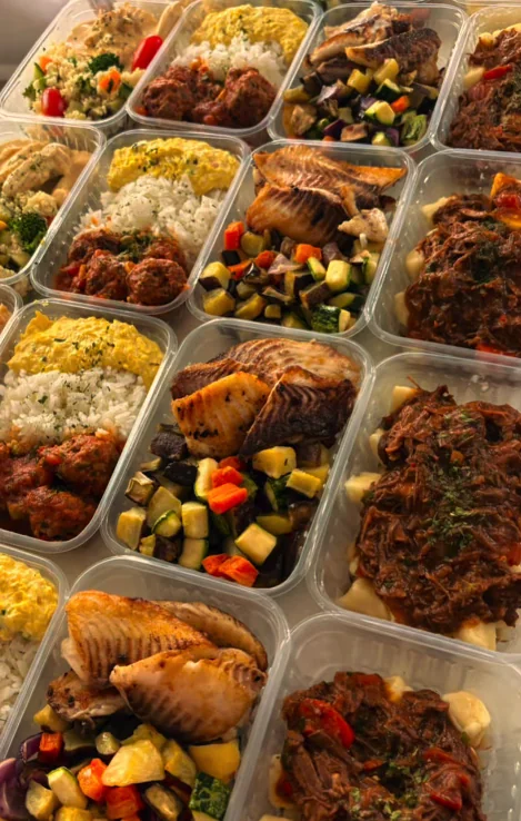 Refeições personalizadas em embalagens individuais, com proteínas, arroz e legumes